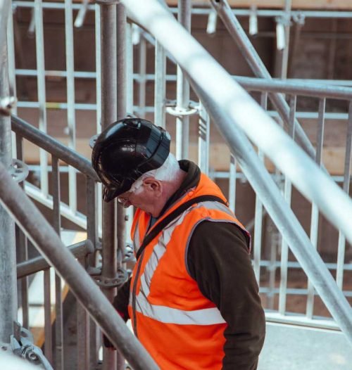 Inginer de santier verifica situatia pe santier